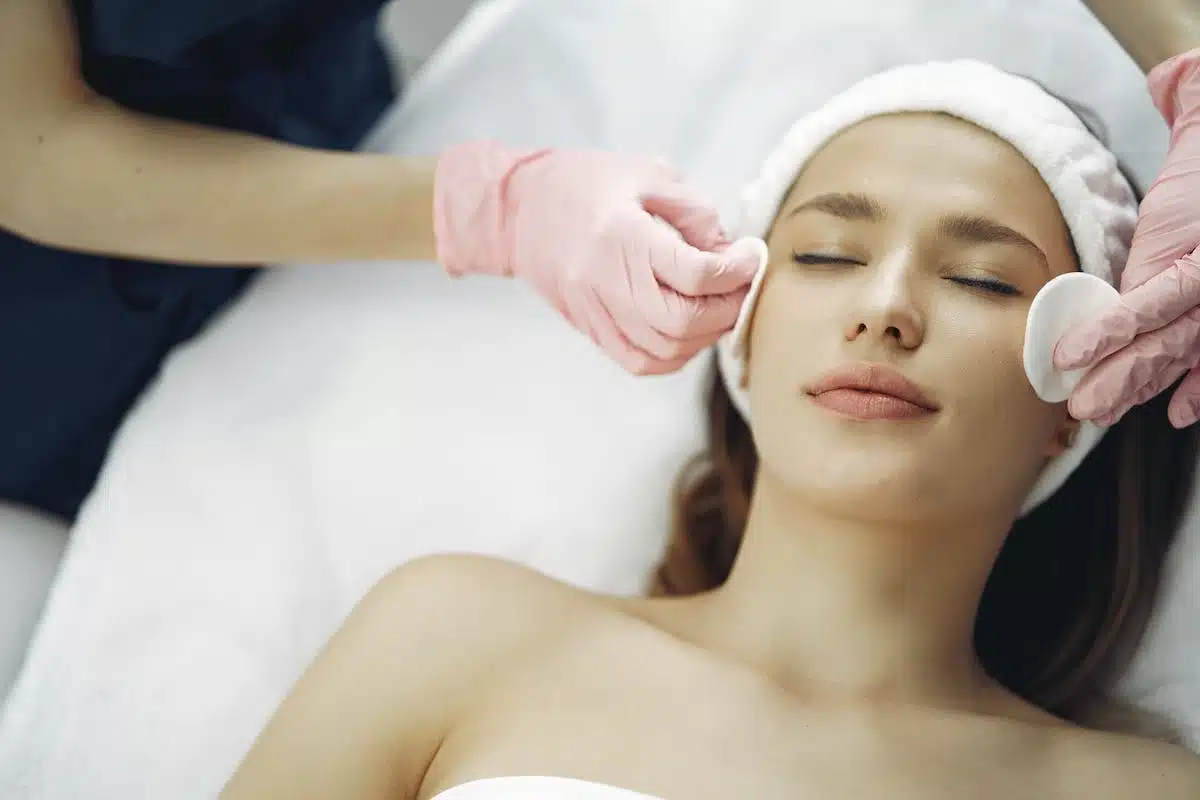 Améliorer la circulation sanguine du visage : les différentes techniques de massage à connaître