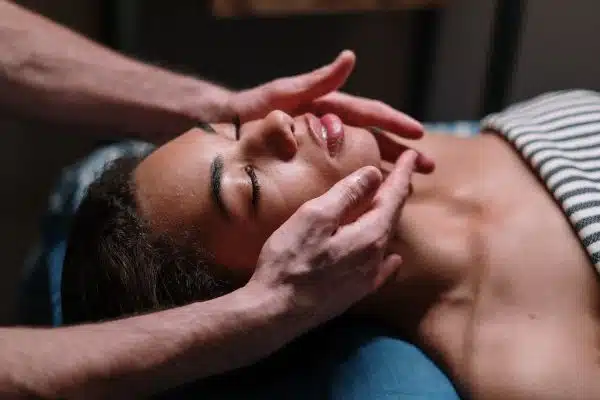 Les incroyables vertus du yoga facial pour une peau visiblement plus jeune et ferme