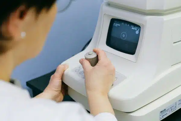 Atteignez un regard éclatant grâce à ces astuces et produits pour atténuer les cernes et les poches sous les yeux