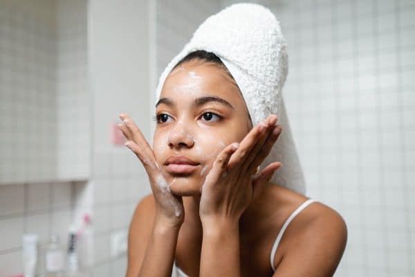 Les erreurs fréquentes à éviter pour une routine efficace de soin du visage