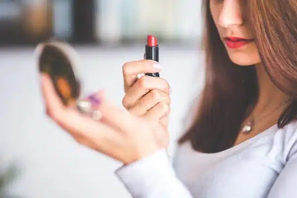 Conseils infaillibles pour un maquillage qui tient tout l’été