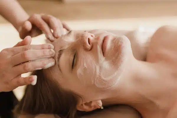 Les secrets pour préserver sa jeunesse grâce à des gestes beauté essentiels