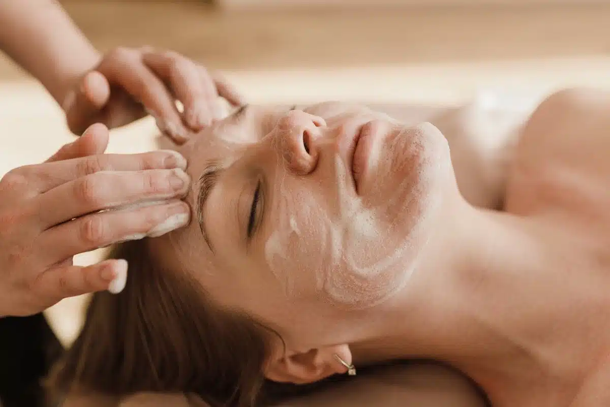 Les secrets pour préserver sa jeunesse grâce à des gestes beauté essentiels