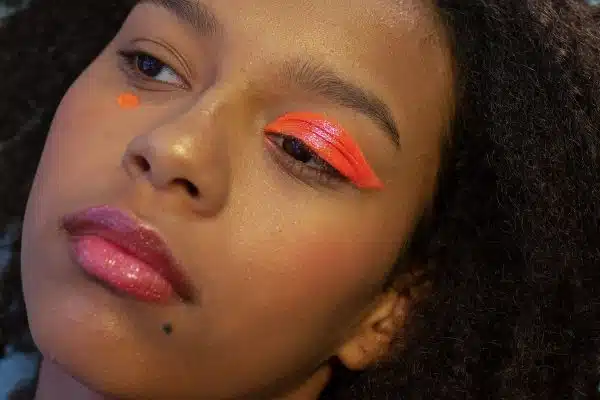 Les astuces pour un maquillage éclatant des peaux mates