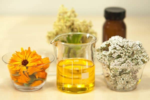 Découvrez les nombreux avantages des huiles naturelles pour une peau et des cheveux éclatants