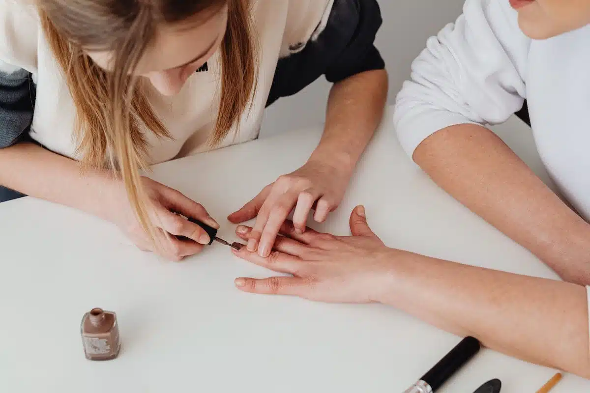 Adopter des habitudes saines pour des ongles forts et résistants : Guide complet