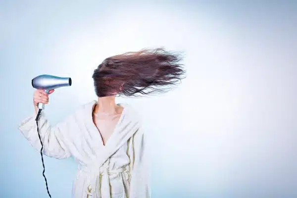Cheveux brillants et en bonne santé : les astuces indispensables à connaître