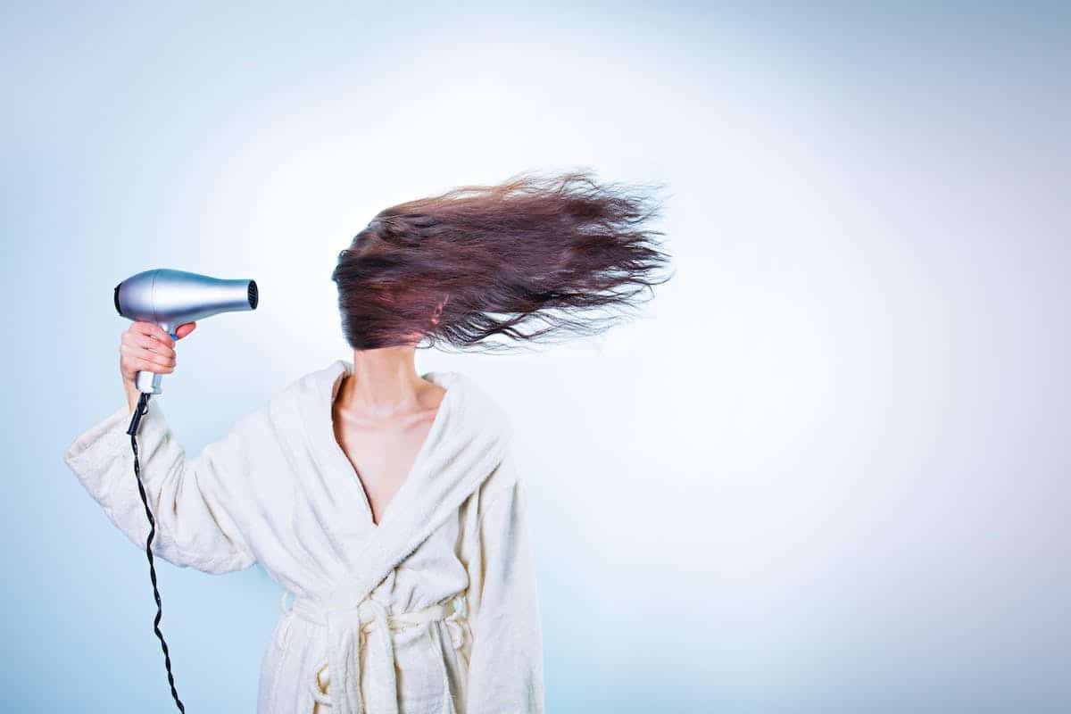 Cheveux brillants et en bonne santé : les astuces indispensables à connaître