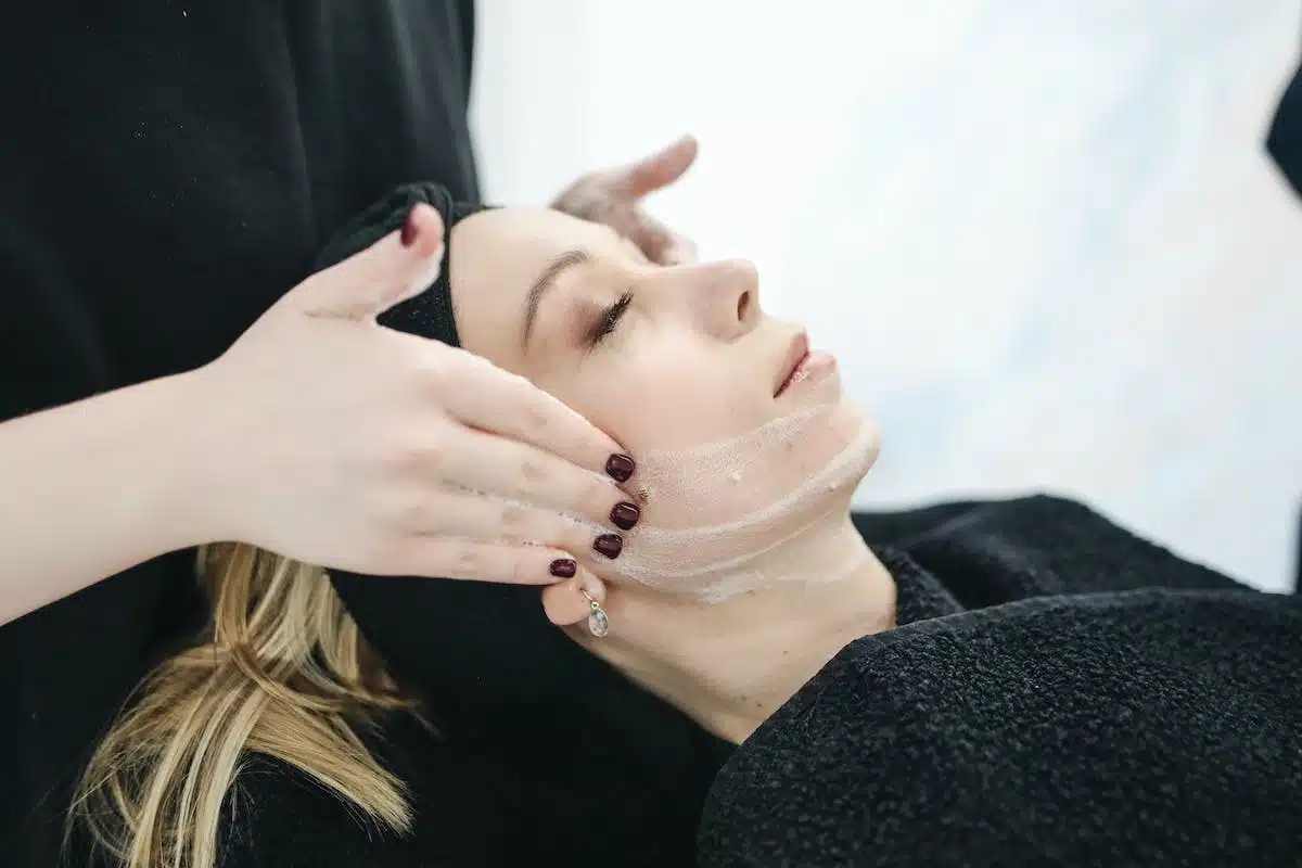 Révélez les astuces incontournables pour une peau parfaite