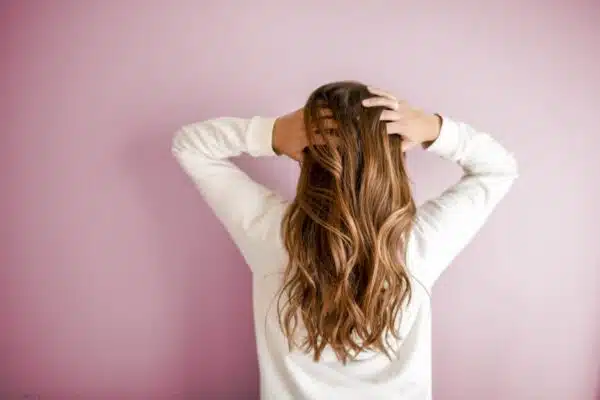 Les secrets pour des cheveux forts et brillants : guide complet du soin capillaire