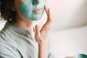 Les secrets d’une peau éclatante grâce aux soins naturels et bio