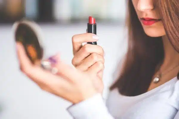 Les ingrédients cachés dans les produits de maquillage qui nuisent à votre peau