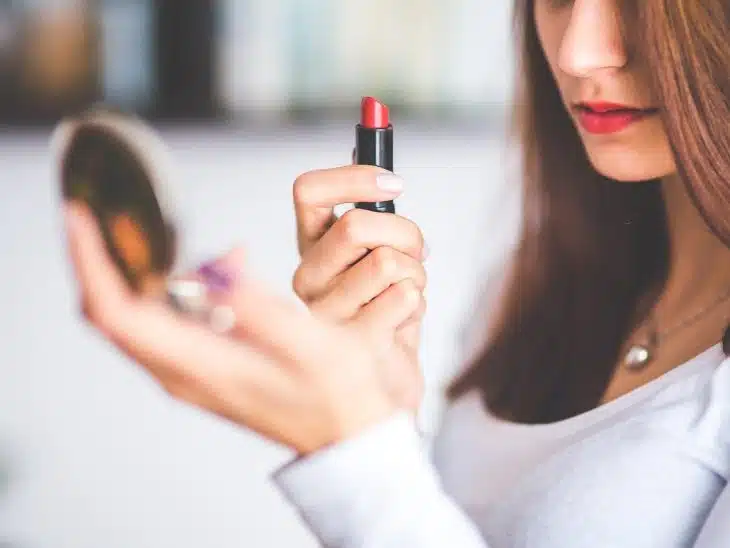 Les ingrédients cachés dans les produits de maquillage qui nuisent à votre peau