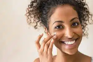 Astuces incontournables pour une peau éclatante en hiver face au froid et à la pollution