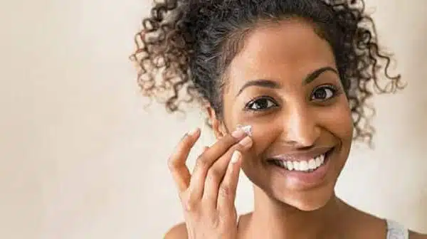 Astuces incontournables pour une peau éclatante en hiver face au froid et à la pollution