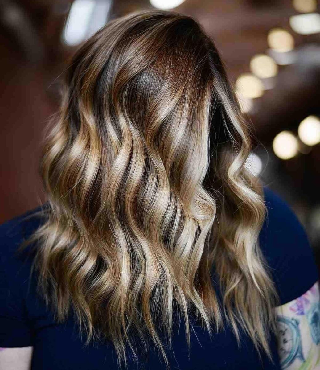 Sublimer ses cheveux bruns : le succès des mèches lumineuses