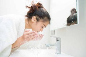 Est-il bon de se laver le visage au savon ?