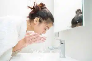 Est-il bon de se laver le visage au savon ?