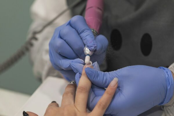 Ongle fréjus : en quoi consiste la prothésie ongulaire ?